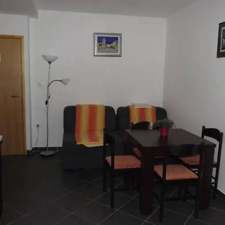 Charming 3 Sleeps 4 Guests Appartement Split