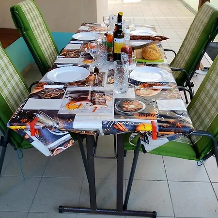 Charming 3 Sleeps 4 Guests Split