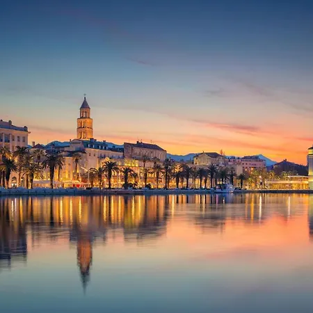 Charming 3 Sleeps 4 Guests * Split