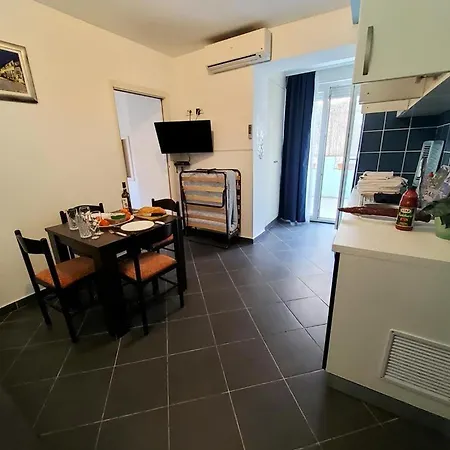 Charming 3 Sleeps 4 Guests スプリト