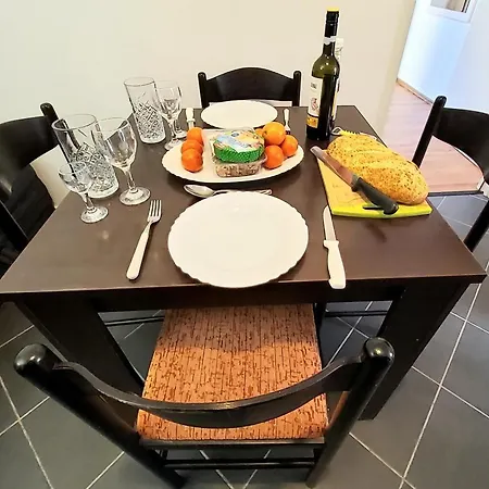 Charming 3 Sleeps 4 Guests