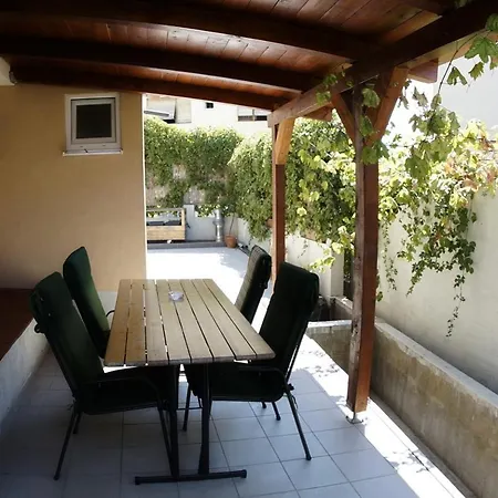Charming 3 Sleeps 4 Guests Apartman Split
