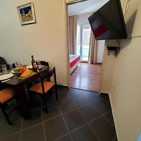 Charming 3 Sleeps 4 Guests *