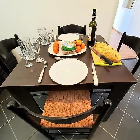 Charming 3 Sleeps 4 Guests