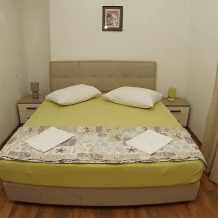Charming 3 Sleeps 4 Guests 公寓