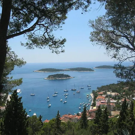 Charming 3 Sleeps 4 Guests *