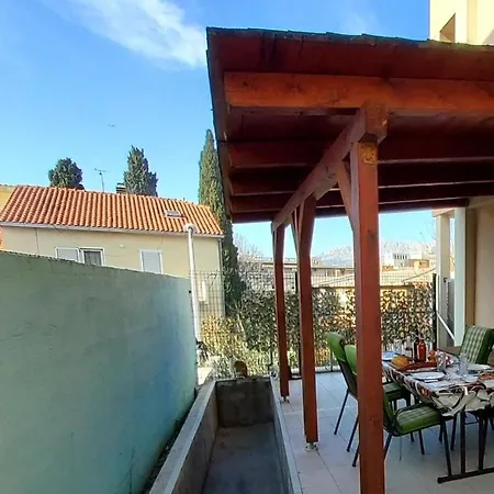 Charming 3 Sleeps 4 Guests Appartamento *